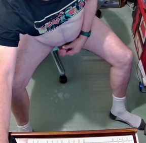 Wanking my fag cock and dropping a load