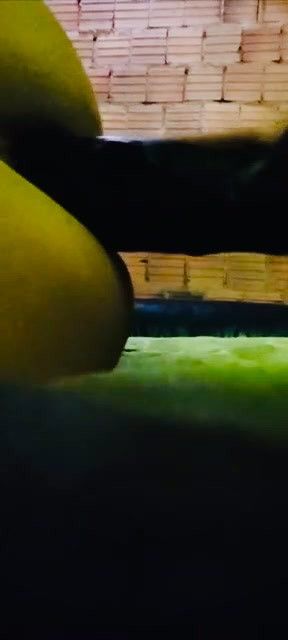 Gay safado enfiando um pau grosso na bunda