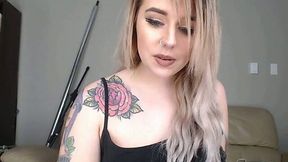 Emo babe has a fat on her bubble butt