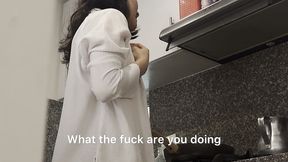 sexo lesbico con la hermanastra de mi esposo en la cocina mientras prepara el desayuno y mi esposo esta en la habitacion