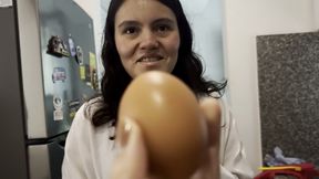 sexo lesbico con la hermanastra de mi esposo en la cocina mientras prepara el desayuno y mi esposo esta en la habitacion