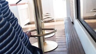 o fata care masturbeaza un barbat la terasa cu picioru dupa o consumatie la terasa