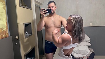 POV de uma TROCA de casal que pegou FOGO, uma ANÃZINHA RABUDA muito GOSTOSA e uma LOIRONA MARAVILHOSA DO RABO ENORME sendo FODIDAS em suas BOCETINHAS apertadinhas por DOIS GIGANTES PAUZUDOS