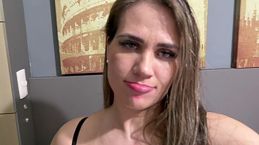 POV de uma TROCA de casal que pegou FOGO, uma ANÃZINHA RABUDA muito GOSTOSA e uma LOIRONA MARAVILHOSA DO RABO ENORME sendo FODIDAS em suas BOCETINHAS apertadinhas por DOIS GIGANTES PAUZUDOS