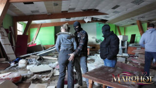 Une fille canon se fait prendre en levrette par une bande anale intense.