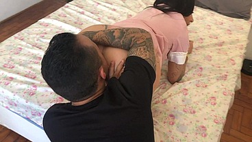 FILME COMPLETO - MELISSA LISBOA LIGA PRO MARIDO CORNO E DÁ O CUZINHO PARA DOIS AO MESMO TEMPO. ELA ADOROU SER ARROMBADA PELA PICA ENORME DO ANÃO MAIS GOSTOSO DO BRASIL