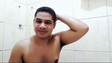 O que voc&ecirc_ faria se me visse assim? Comente abaixo!! Me masturbano no banho bem gostoso sem ningu&eacute_m por perto!!