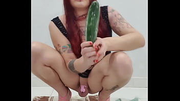 Ariela trans enfiando pepino no rabo