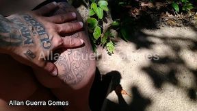 dogging eita indiazinha gostosa e tatuada chupo a rola do lutador de mma allan guerra gomes no mato a beira da praia apos tomar uma ducha no estacionamento
