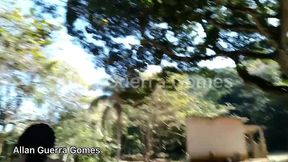 dogging eita indiazinha gostosa e tatuada chupo a rola do lutador de mma allan guerra gomes no mato a beira da praia apos tomar uma ducha no estacionamento