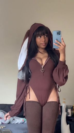 Curvy cosplayer bares her bunny suit