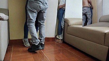 Mi nuevo vecino me invitó a conocer su casa y terminó conociendo mis labios