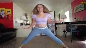 kiki cali pissing her tight jeggings with full bladder