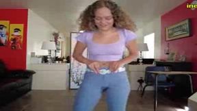 kiki cali pissing her tight jeggings with full bladder
