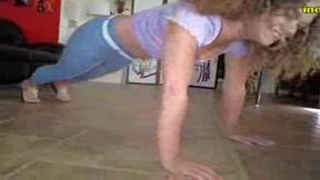 kiki cali pissing her tight jeggings with full bladder