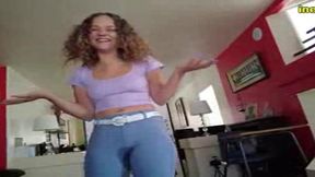 kiki cali pissing her tight jeggings with full bladder