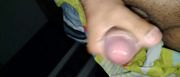 Hombre maduro muestra cómo amanece su polla grande y gruesa cada que despierta