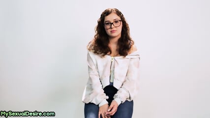 Naturaltitted babe with glasses solo