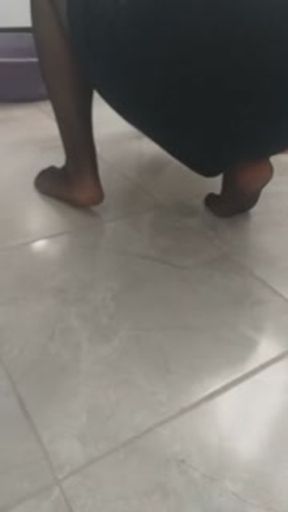 Basortulu buyuk gotlu temizlikci kadin - Turk turbanli ifsa