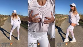 petite exhib en exterieur devant des champs de vignes et quelques paysans qui ...