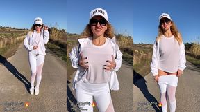 petite exhib en exterieur devant des champs de vignes et quelques paysans qui ...