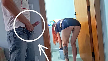 Punheta arriscada para minha madrasta enquanto ela faxinava a casa!