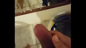 Cara gozando no espelho pra mim