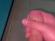 Me hago la paja en mi baño y me vengo todo
