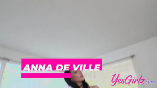 Gostosa de bunda grande em meia-calça arrastão leva uma surra de punho e uma foda anal extrema depois de uma mamada caprichada.