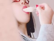 変態で淫乱人妻が美味しそうにおちんぽの様にアイスを舐めているのを盗撮 フェラ 唾液 口内射精 Japanese amateur panties selfie voyeur