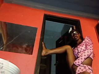 Playing fiddle wit my pulsating vagina during work hrs..nearly got caught!!