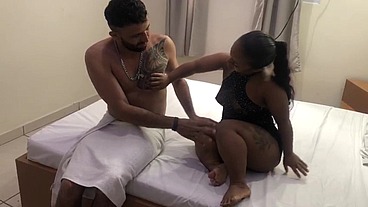 Fodendo a mini buceta da anãzinha do mau no motel