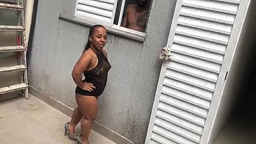 Fodendo a mini buceta da anãzinha do mau no motel