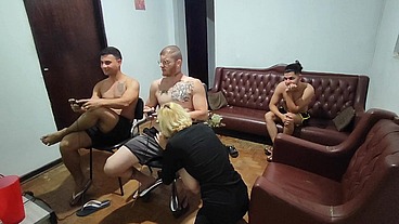 amigos se reúnem para uma resenha e acabam fodendo gostoso