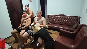 amigos se reúnem para uma resenha e acabam fodendo gostoso