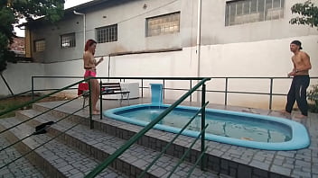 Festa na piscina na casa de swing.