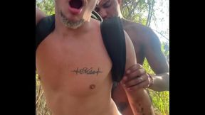 Negao dotado fode o cuzinho virgem do novinho na saida da escola no mato