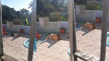 Minha esposa se exibindo na piscina