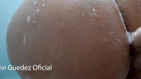 depilando a beuceta dentro do banheiro