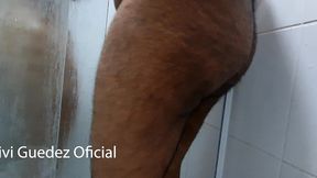 depilando a beuceta dentro do banheiro