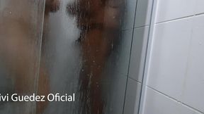 depilando a beuceta dentro do banheiro