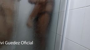 depilando a beuceta dentro do banheiro