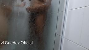 depilando a beuceta dentro do banheiro