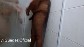 depilando a beuceta dentro do banheiro