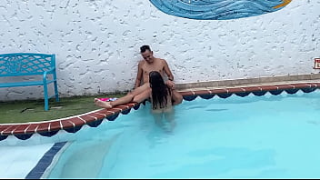 SEXO AL AIRE LIBRE EN LA PISCINA CON LA CALIENTE DE MI CU&Ntilde_ADA HASTA EL ORGASMO