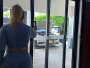 EL MECANICO ME ARREGLA EL AUTO A CAMBIO DE QUE LO DEJE CORRERSE EN MI BOCA - JULIANA ROSE