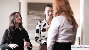 ”Lesbian staffs Double penetration fuck big breasted milf client”