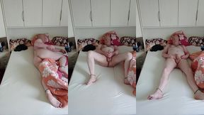 alleine und notgeil nach der arbeit auf dem bett