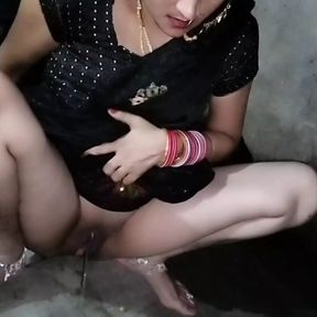 Indian Beutifull bhabhi Pissing black saree blouse