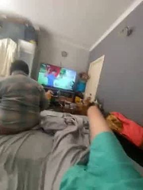 Vrouw  eet van Nice   En ik heb er